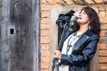 Cantora Lúcia Costa apresenta o projeto Coisas da Terra Acústico em Ribeirão Preto